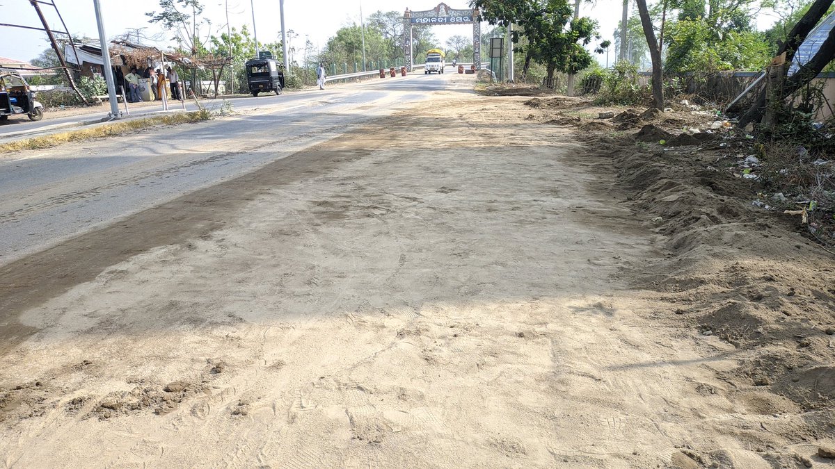 FcBoudh's tweet photo. Boudh road side areas Covered by Dust so please clean weekly or higher a road swiping machine, because because of this dust every where is polluted by dust.
@dmboudh @PWD_Odisha @BoudhgarhNac @BoudhSub https://t.co/8OdB66pDdm