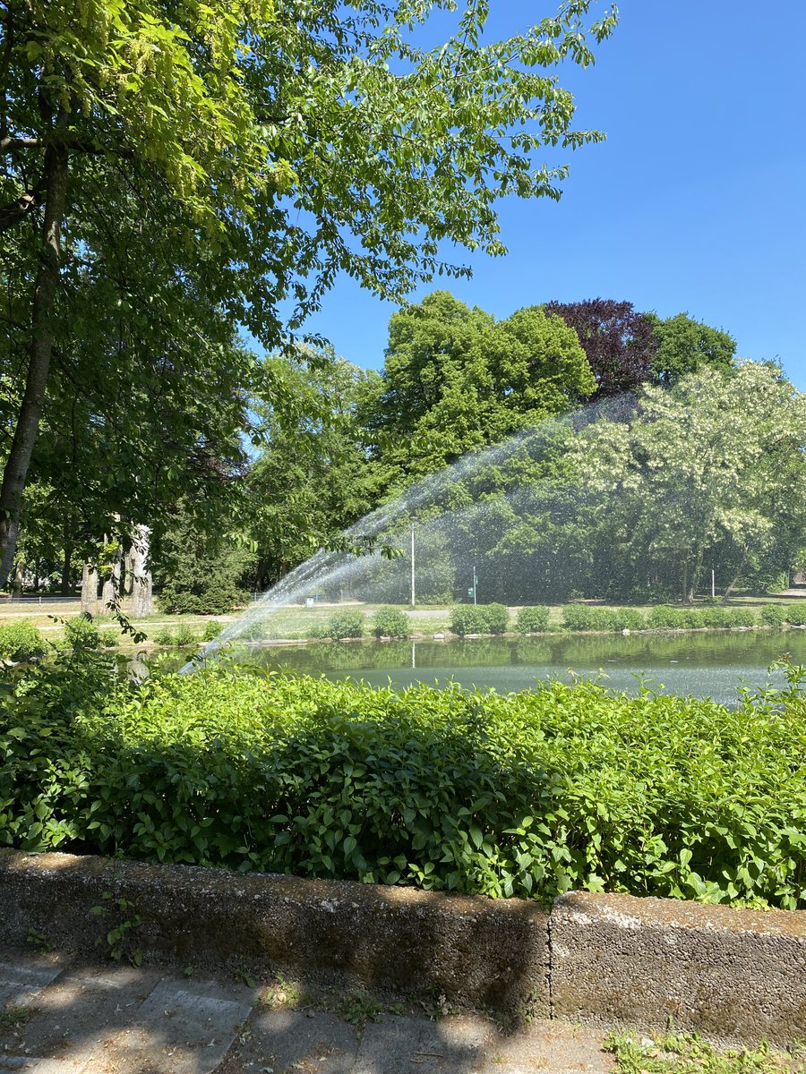 #Hilden 15.5.22 Warum? Ressourcen sparen beginnt bei Wasserfontänen und Springbrunnen. ⁦<a href="/MonaNeubaur/">Mona Neubaur</a>⁩ und #Grüne übernehmen Sie!