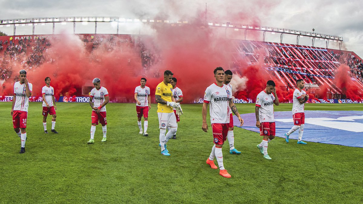 SunsArg's tweet image. Hoy cumplo años, Argentinos juega la semifinal con Tigre, y a la noche Phoenix se enfrenta a Dallas en el séptimo juego. O es el cumpleaños más feliz de mi vida o es absolutamente una mierda 😂 PD: yo ya cumplí mi labor... ¡Buen domingo para todos! 🐞☀️