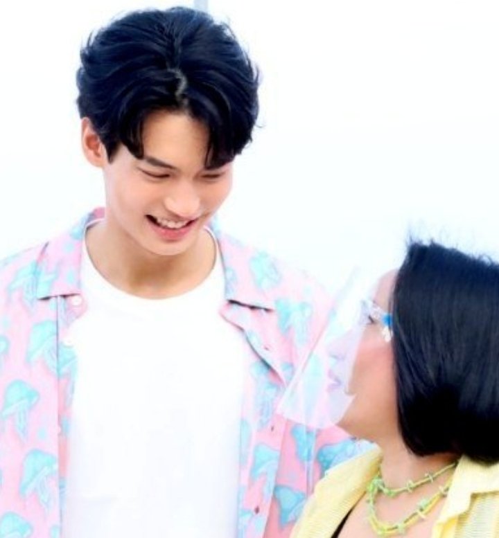 XEjvxjhGJhjwwRJ's tweet photo. @AirriA19 @winmetawin ซูมให้ชัด...ดูสายตาพี่แอร์มองน้อง มองเมน มองศิลปินที่รัก และรัก มีแต่ความเอ็นดูชื่นชมสิ😳...และดูสายตา รอยยิ้ม ที่น้องมองยูทูปเปอร์ที่ชื่อว่าพี่แอร์ ขี้ชิป ที่น้องเคยบอกว่า "ยูทูป ผมดูอยู่น้าา"..สิ 
😭...ชอบมิตรภาพ สิ่งดีๆอะไรแบบนี้จัง😭 #winmetawin #umining #13MLoveForWin https://t.co/wu4YGj6VIB