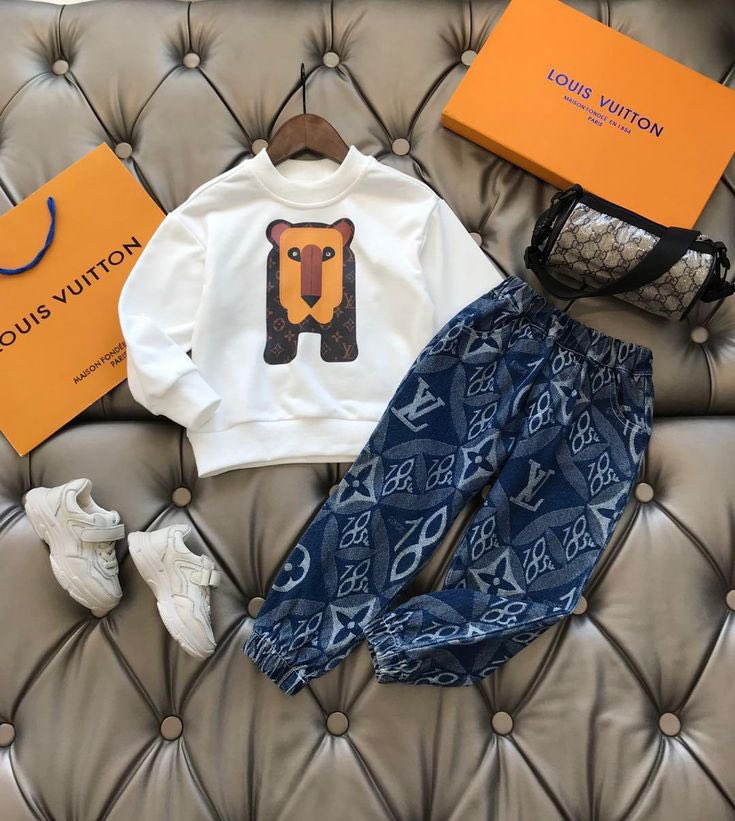 LEEIKNOU's tweet photo. @GOLDEN_RPEO @archiebahng @SZKHXUAN @CHRISTHOPRE Happy birthday my little nephew, Archie. Ino uncle and Channie uncle (@BANGCRHlS) hope you grow to fine boy, always be healthy, and love your daddies. Here, we bring you this, so you can play it and be awesome scooter rider 😎 and please wear the clothes~

#Archie1stAmazingDay https://t.co/yAkZEnvwME