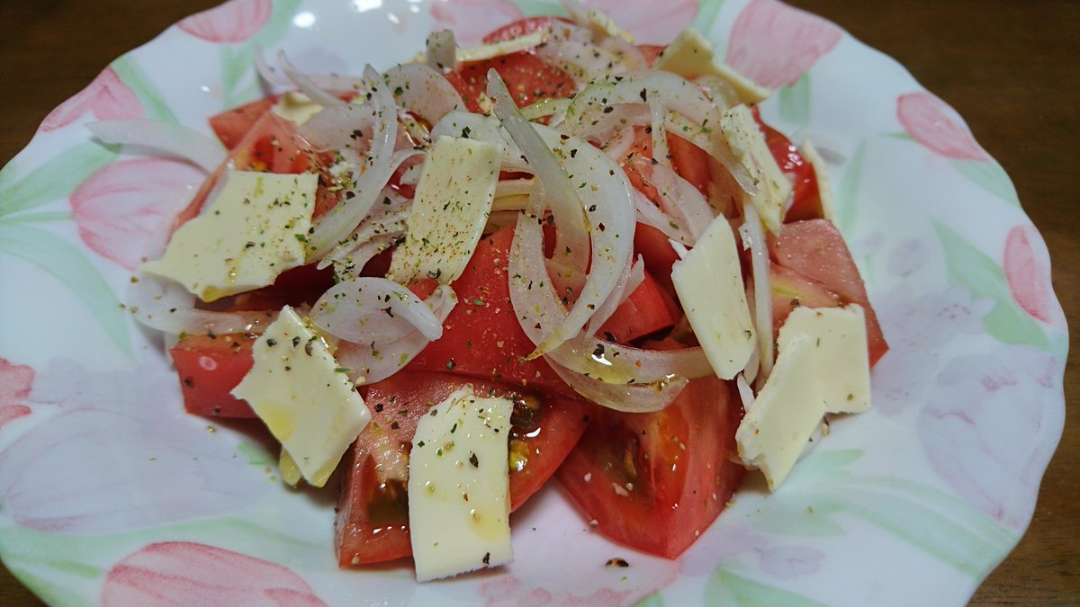 FarmSeko's tweet photo. 暑くなってくるとトマトはやっぱり生で食べたくなる🍅

切ってそのまま食卓に並べることも多いですが、
今は畑でとれたての早生玉ねぎが美味しいので、
①トマト②玉ねぎ③チーズに、④オリーブオイル⑤ハーブ塩⑥黒胡椒で味付けしたこのレシピにはまってます😁簡単美味✨

#トマト #トマトレシピ https://t.co/rdUJuB3bBu