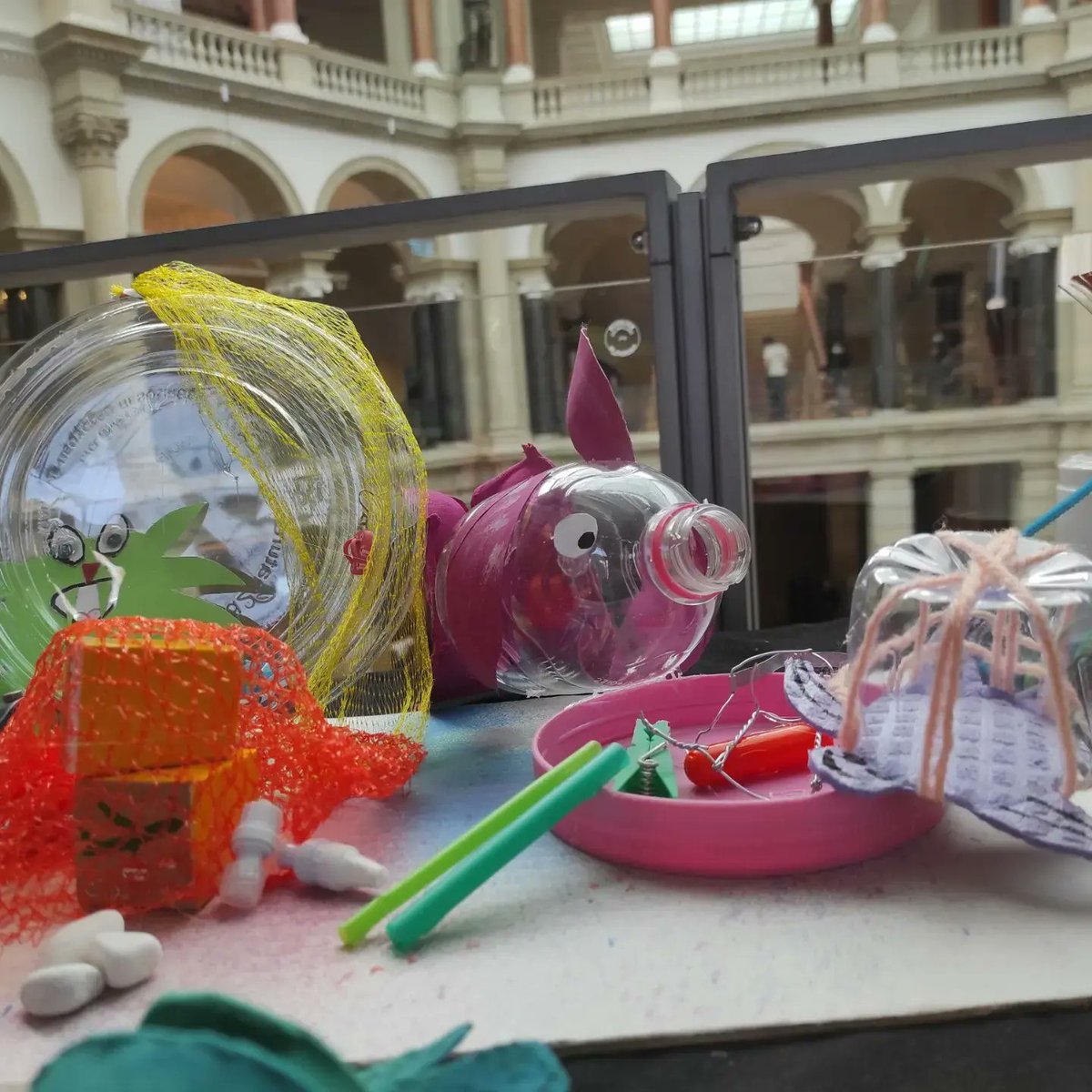 mfk_berlin's tweet photo. Wer selbst #kreativ werden möchte, hat auch heute wieder die Gelegenheit, zu unseren Familienworkshops zu kommen🤩! An vier Stationen zum Thema #Stadtmärchen 🧙 könnt ihr euch bis 17:00 Uhr austoben 🪡✍️🦄
#upcycling
#CIB22
#IMT22
@comicinvasionb https://t.co/tqJDw7Uz2R