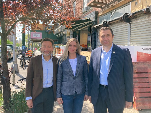 CMAriKagan47's tweet photo. TY, Anastasia Yaskova from @NYCMayorsOffice, for joining me &amp; @KHBANYC @ the site visit on Avenue U &amp; East 3 Str. Local residents have complained for months about mess there on roads &amp; sidewalk. Hope reps from @DOT &amp; @NYCSanitation will visit this location &amp; restore the order. https://t.co/CkAsgnki29