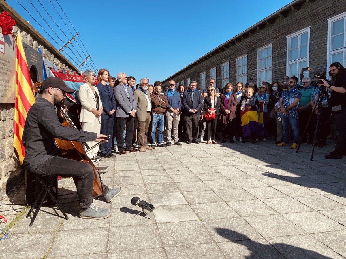justiciacat's tweet photo. 👥Ha participat el president de @TriangleBlauAT, Pau Argemí, el president de @amauthausen, Joan M. Calvo, i alumnes de diferents instituts de Manresa per llegir un manifest. L'acte organitzat per @Catalonia_AT, ha comptat amb presència de la delegada @krystyna_schreiber. https://t.co/HyVIGUAiiy