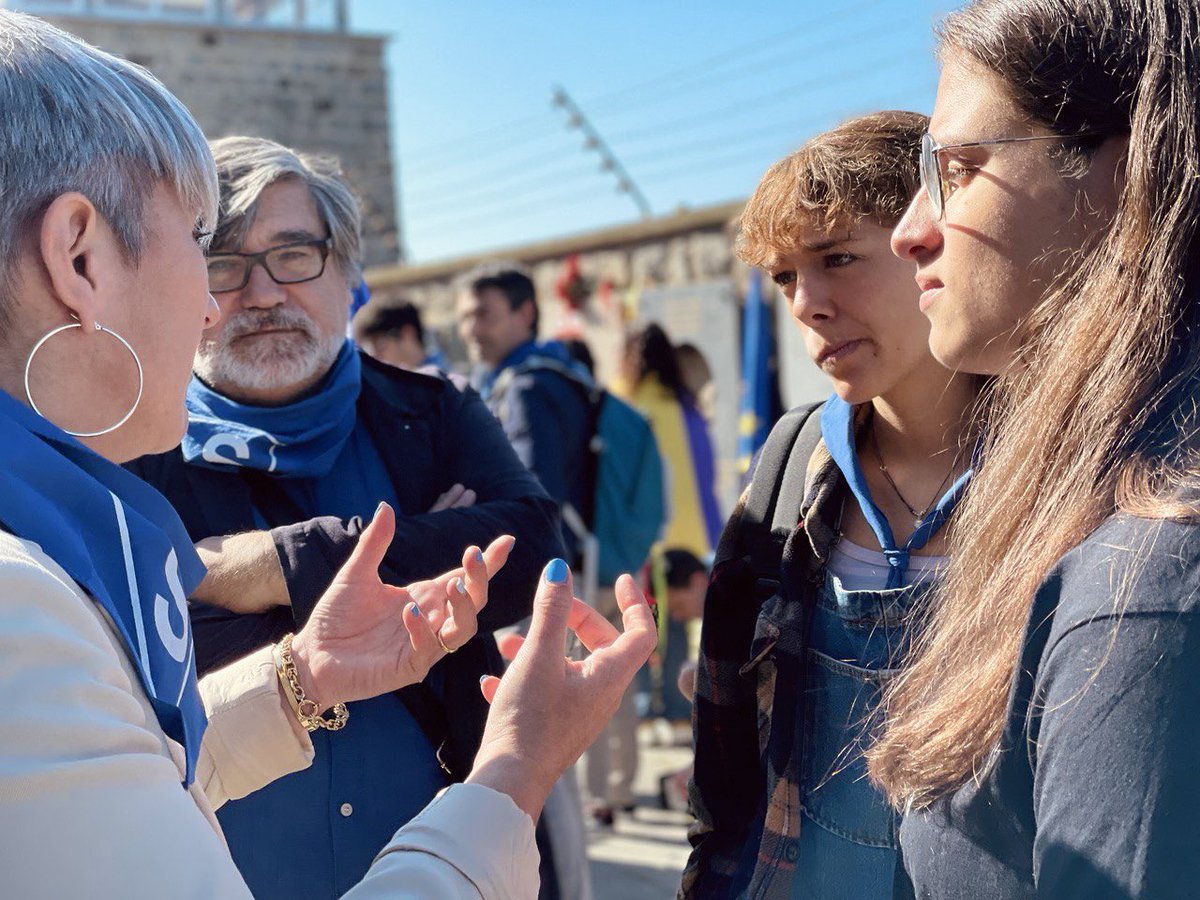 👥Ha participat el president de <a href="/TriangleBlauAT/">Triangle Blau Viena</a>, Pau Argemí, el president de <a href="/amauthausen/">Amical de Mauthausen</a>, Joan M. Calvo, i alumnes de diferents instituts de Manresa per llegir un manifest. L'acte organitzat per <a href="/Catalonia_AT/">Catalan Gov. Central Europe</a>, ha comptat amb presència de la delegada @krystyna_schreiber.