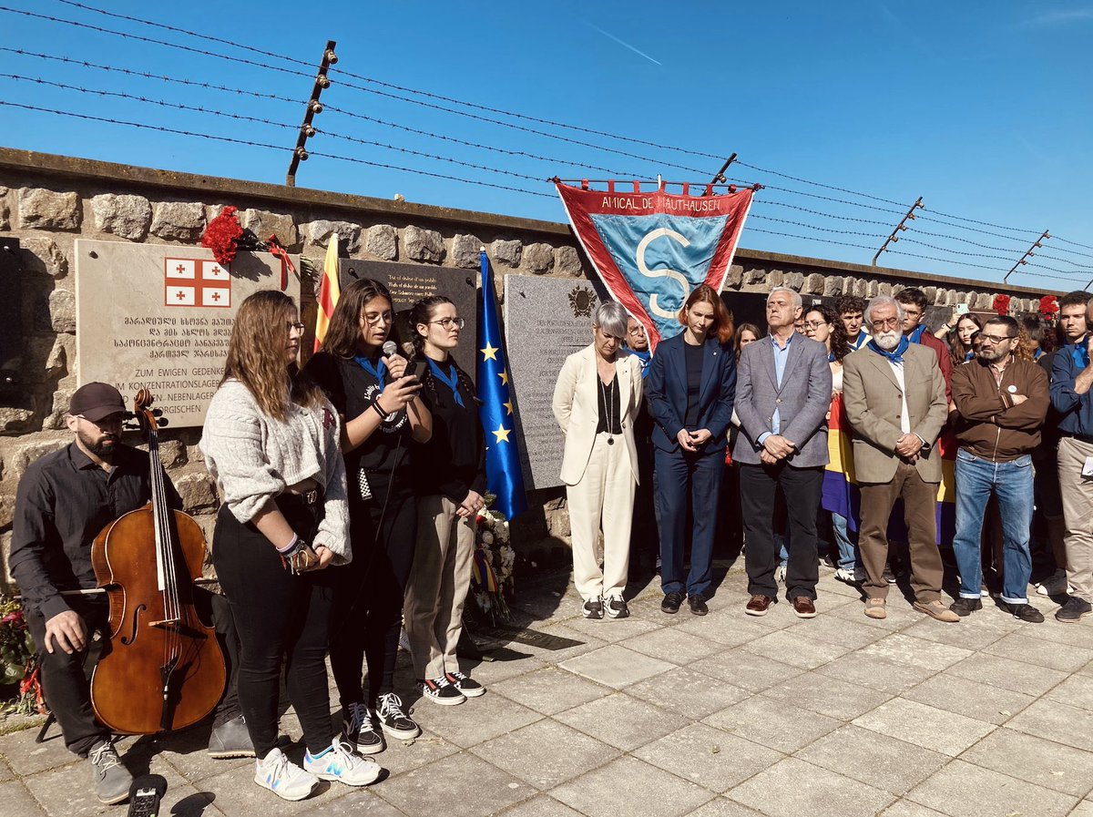justiciacat's tweet photo. 👥Ha participat el president de @TriangleBlauAT, Pau Argemí, el president de @amauthausen, Joan M. Calvo, i alumnes de diferents instituts de Manresa per llegir un manifest. L'acte organitzat per @Catalonia_AT, ha comptat amb presència de la delegada @krystyna_schreiber. https://t.co/HyVIGUAiiy