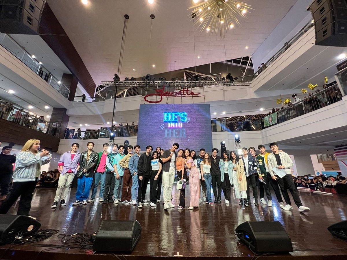 StarCinema's tweet photo. Cappin' off the weekend with the best bearkadas! Thank you for joining us from Ayala Malls Cloverleaf to Glorietta for the #HIH2onTheRoad! 💖
HOO-HAH! HOO-HAH! #HesIntoHerSeason2 https://t.co/TzFHbew1qo