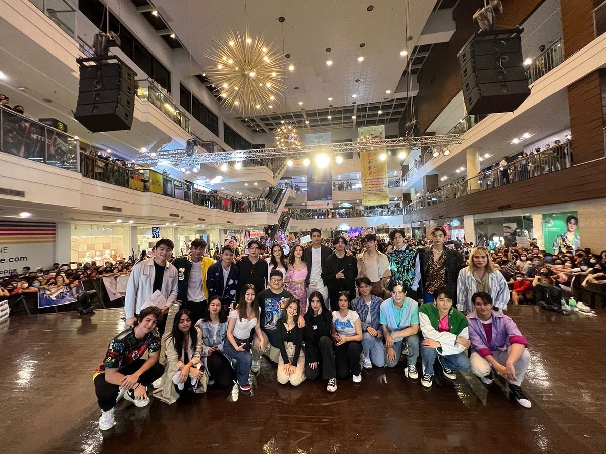 StarCinema's tweet photo. Cappin' off the weekend with the best bearkadas! Thank you for joining us from Ayala Malls Cloverleaf to Glorietta for the #HIH2onTheRoad! 💖
HOO-HAH! HOO-HAH! #HesIntoHerSeason2 https://t.co/TzFHbew1qo