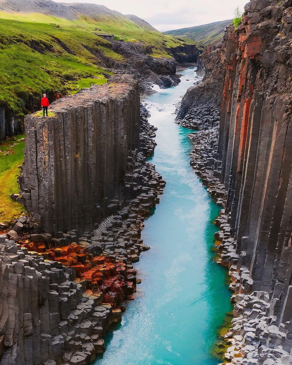 samrujlok's tweet photo. #ความมหัศจรรย์ที่เพิ่งค้นพบ Stuðlagil Canyon หุบเขาหินบะซอลต์ ตั้งอยู่ทางตะวันออกของประเทศไอซ์แลนด์ กล่าวกันว่าที่แห่งนี้มีเสาหินบะซอลต์มากที่สุดในไอซ์แลนด์ ในอดีตจมอยู่ใต้ผืนน้ำจากแม่น้ำ Jökla ที่เคยแบ่งหุบเขา Jökuldalur ออกเป็น 2 ส่วน จนระดับน้ำลดลงเผยให้เห็นธรรมชาติมหัศจรรย์ https://t.co/vqqzAwPWJC
