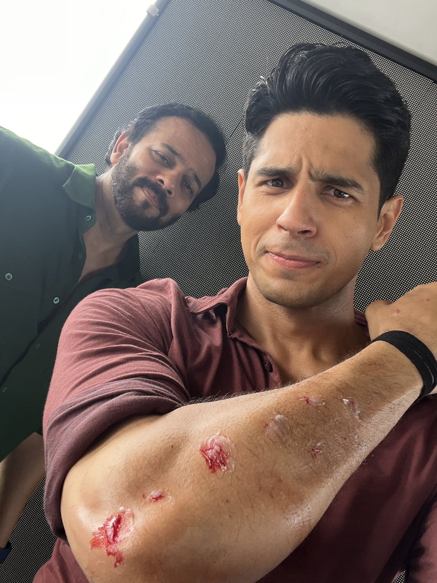 amitkarn99's tweet photo. At #RohitShetty set..
real sweat, real blood ! 🔥💪 he and #SidharthMalhotra working the camera for some crazy action sequences...
#IndianPoliceForce #GoaShoot https://t.co/fwmYoirrDe