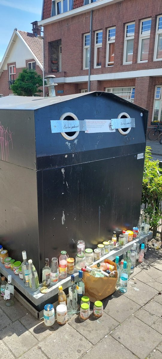 Mensen willen echt heel graag afval scheiden, maar dan moet <a href="/GemeenteUtrecht/">Gemeente Utrecht</a> niet de glasbak dichtmaken. #buitengebruik