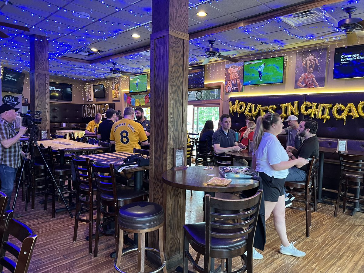 WWFCOHIO's tweet photo. Wolves ay we in Chicago #WorldWideWolves #wolveschicagomeetup #wolvesusa #wwfcusa https://t.co/AWya3Qmf7x