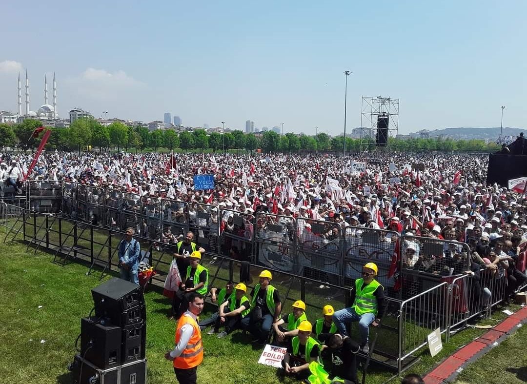 gonulborann's tweet photo. Varız Biriz Birlikteyiz Buradayız dediğimiz Maltepe mitinginde hak meydanını dolduran, güzel Türkiyemizin dört bir köşesinden gelen bütün #EmeklilikteYaşaTakılanIar a teşekkürlerimi sunarım... 

#EytHakkıİcinMaltepede https://t.co/sO0CMzUwyf