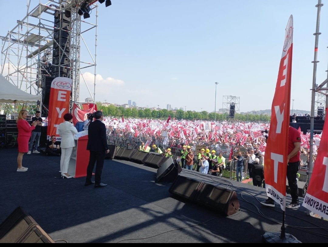 gonulborann's tweet photo. Varız Biriz Birlikteyiz Buradayız dediğimiz Maltepe mitinginde hak meydanını dolduran, güzel Türkiyemizin dört bir köşesinden gelen bütün #EmeklilikteYaşaTakılanIar a teşekkürlerimi sunarım... 

#EytHakkıİcinMaltepede https://t.co/sO0CMzUwyf