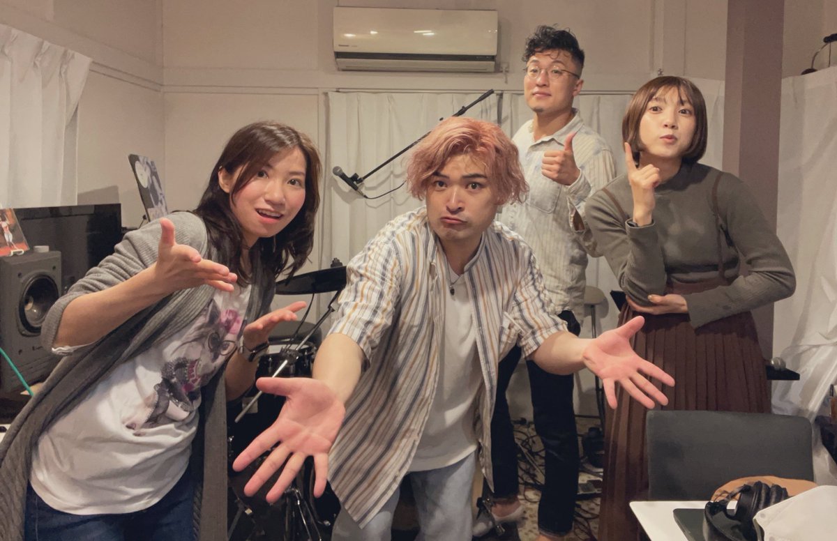 opus_citypop's tweet photo. Thank you for watching!
LRS vol.2、ご視聴いただきありがとうございました!!!
今回はベースのキャシーをホストにお届けしました!😌
次回のLRSは【6/27 20時〜】です!
次はKey.佐々木毬奈がホストです!
お楽しみに😌✨
#OPUS
#citypop
#livingroomsession https://t.co/cox7aGKvMb