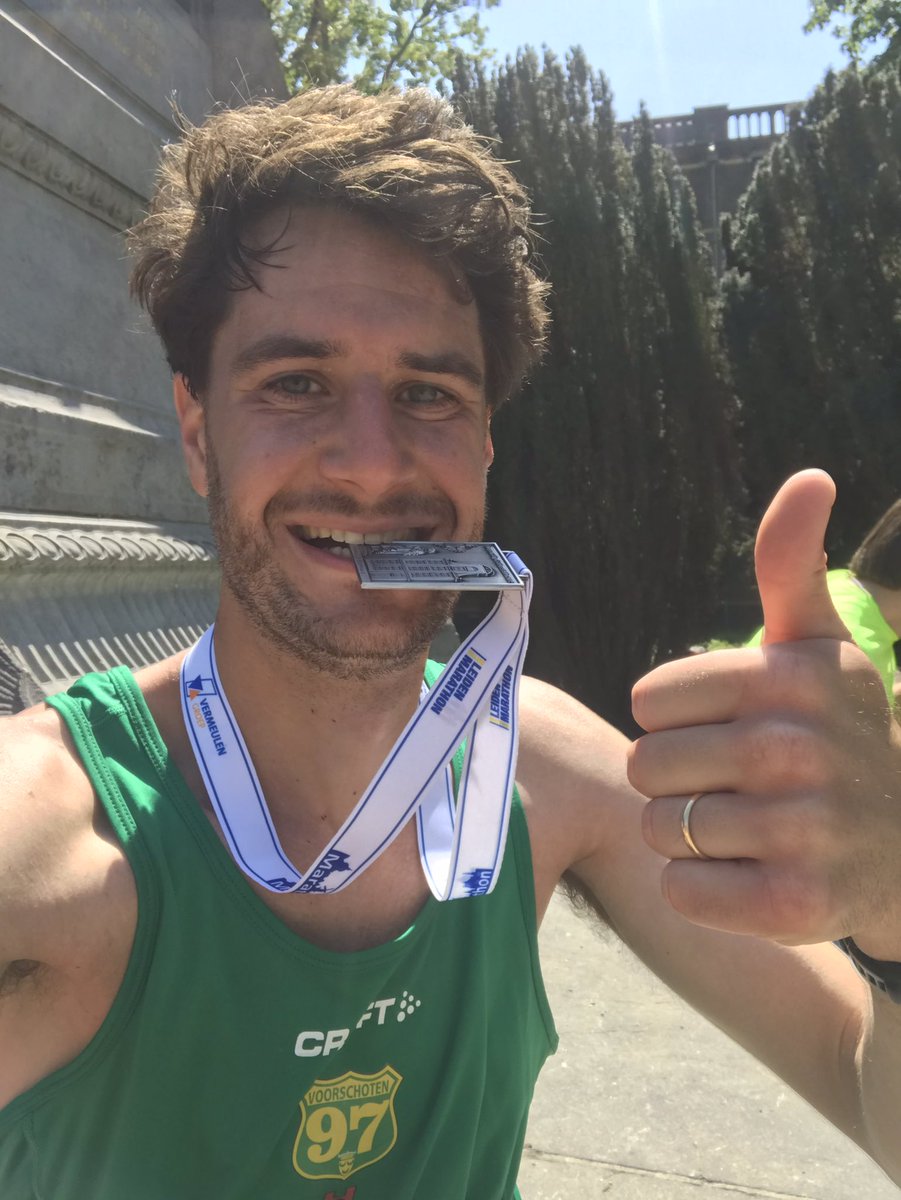 Warme <a href="/LeidenMarathon/">Leiden Marathon</a> vandaag! Behouden gestart, weinig verval en net onder de 3u. Leuk, zoveel publiek! <a href="/Voorschoten97/">Voorschoten'97</a>