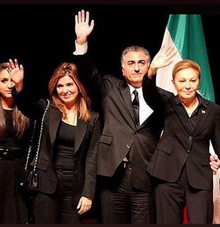 Secolaic's tweet photo. ناچار شد به اتفاق خانواده‌اش مانند مجرمینی فراری! در ۶کشور مختلف سپری کند و همراه مادر و برادر و خواهران خردسال و جوانش مرگ تدریجی و دردناک پدرش در غربت را نظاره کند.
بفاصله کوتاهی بعد از مرگ پدرش، ارتش عراق گویی منتظر تحریکات خمینی گجستک! به میهنش حمله کرد و او که در همان/ https://t.co/CaEBsqAf6b