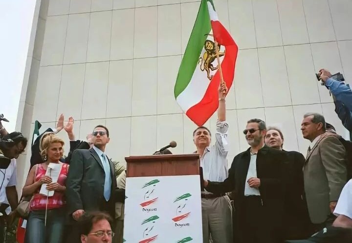 Secolaic's tweet photo. اما تلاشهای فراوانی برای ایجاد همبستگی میان مخالفان ج‌ا باورمند به ایران انجام داد و همزمان به تحصیلات خود در رشته علوم سیاسی ادامه داد‌.
در دهه پس از جنگ و زمانیکه نسل جوان آن روز فریب بازی جدید جاعش با نقش آفرینی کلّاش بزرگ سیدخندان! و دوستان را خورده بودند ضمن آنکه هرگز ملت را https://t.co/9o0SR7mPZ3