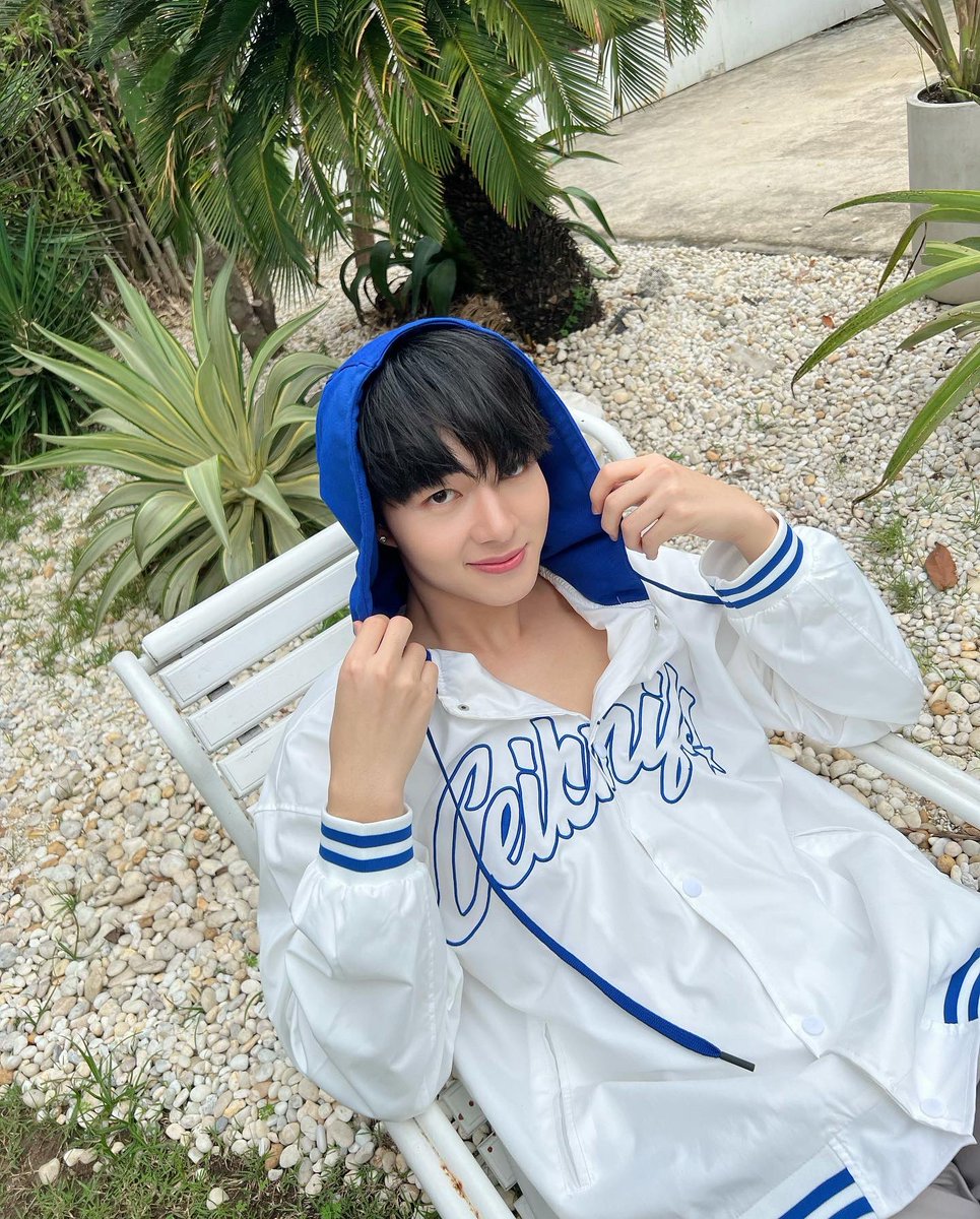 baekmink1's tweet image. Flirting with the camera but only because the photographer is you bf #CutiePieFinalEP