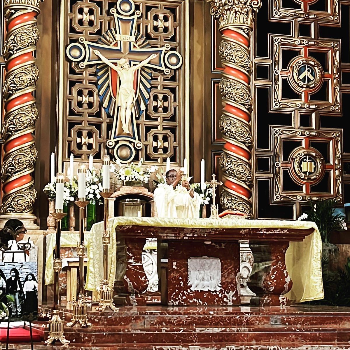 darielfernandez's tweet photo. Sunday Mass at @cotlf thank you Father Fr. Fidelis Uko for the excellent homily. #dayofgod #cotlf #family #familia https://t.co/Zj1I41Pdwh