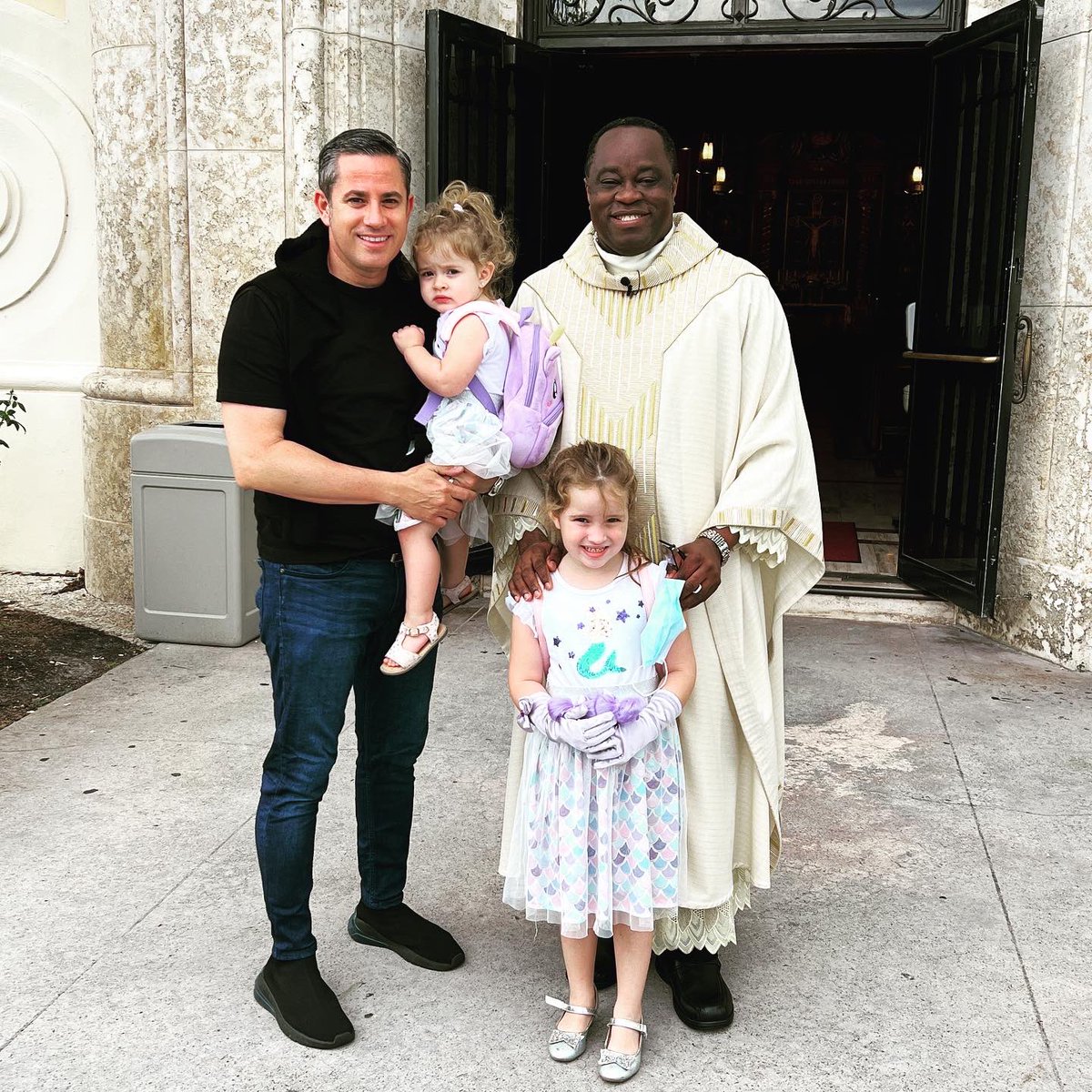darielfernandez's tweet photo. Sunday Mass at @cotlf thank you Father Fr. Fidelis Uko for the excellent homily. #dayofgod #cotlf #family #familia https://t.co/Zj1I41Pdwh