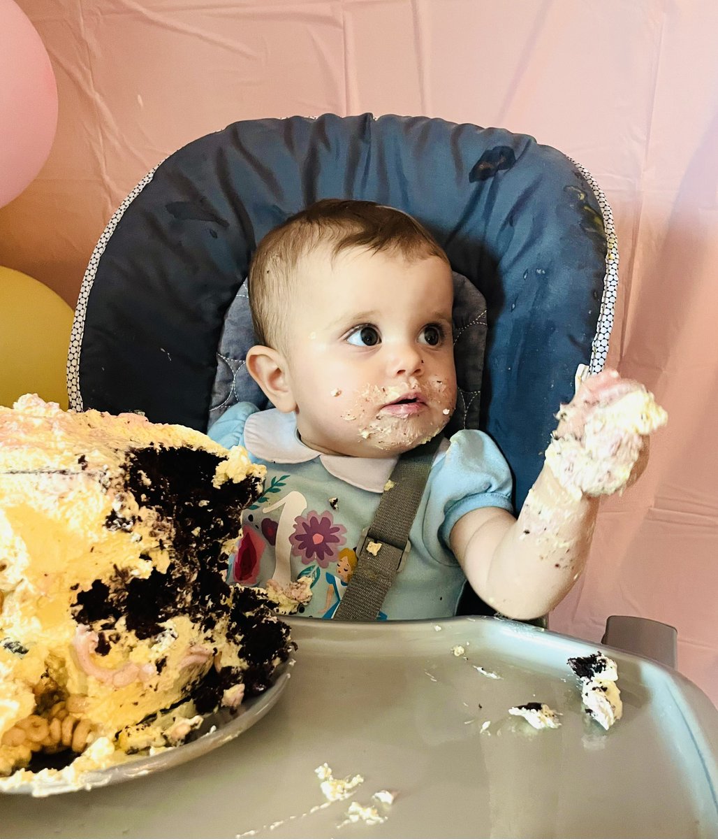 Just a couple of Bulldogs celebrating Alice in ONEderland💕💙💜💛🎂🥹🥰 <a href="/MrsRobertsRHS/">Andrea Roberts</a> @MsCecil13 <a href="/mrschindris/">Amber Chindris</a>
