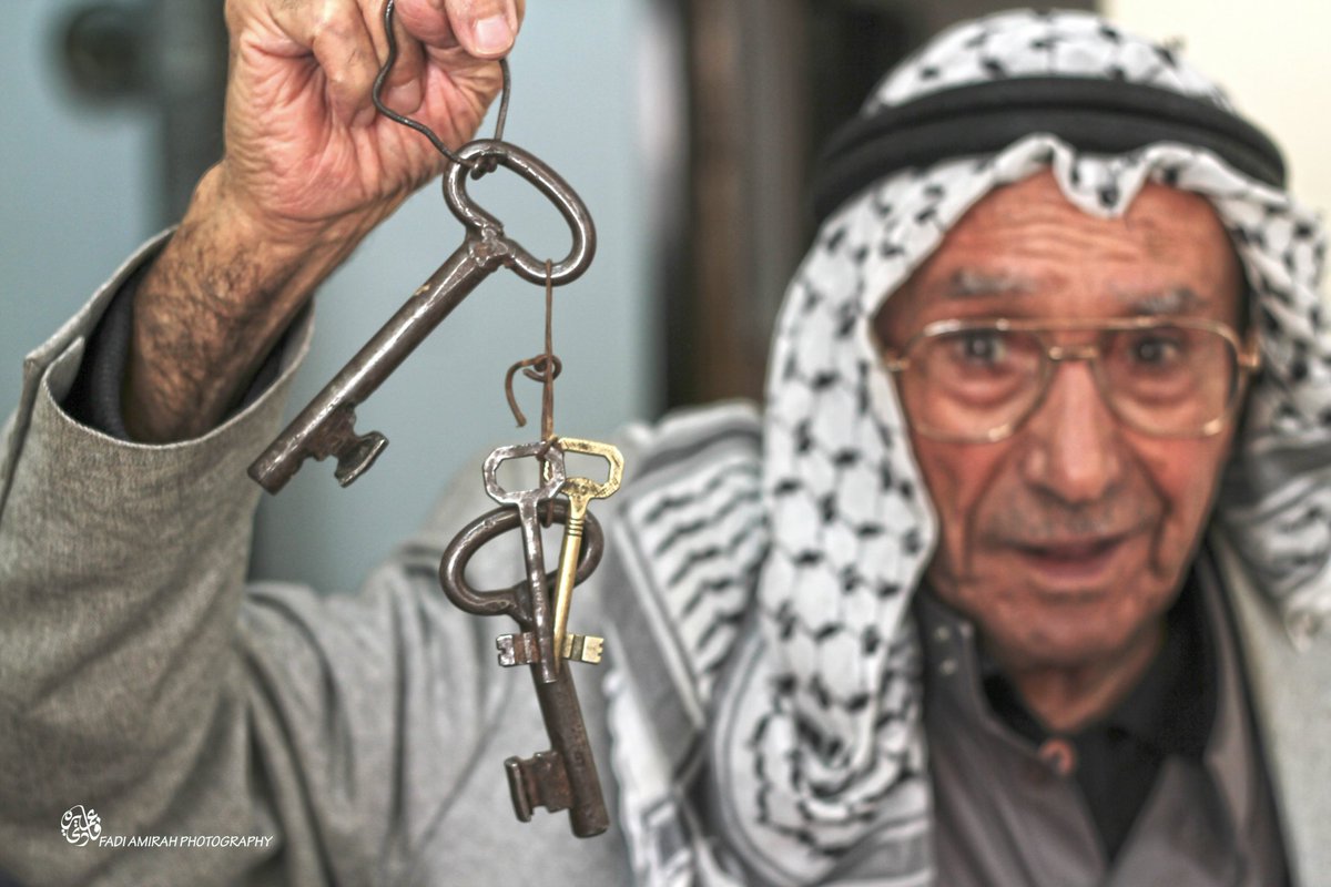 PalestinianPic's tweet photo. آمن بحلم العودة حتى آخر يوم في حياته.. الحاج صافي أبو حافظ، لاجئ من مدينة الرملة المحتلة، يحمل مفاتيح منزله الذي هُجّر منه عام النكبة؛ مات ولم يمت حلمه بالعودة - مخيم الجلزون - مايو 2013

📷 فادي عميرة https://t.co/my83ZBg7MQ