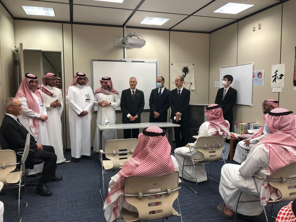 JapanEmbassyKSA's tweet photo. قام السفير الياباني السيد فوميو إيواي بزيارة كلية اللغات والترجمة في جامعة الملك سعود والتقى بسعادة أ. د. سلطان الحربي، عميد الكلية، حيث ناقش الجانبان سبل تعزيز التعاون في مجال تعليم اللغة اليابانية.
كذلك، التقى السفير بطلاب برنامج اللغة اليابانية وشرح لهم أسلوب تعلم اللغة. https://t.co/AFBtFXStit