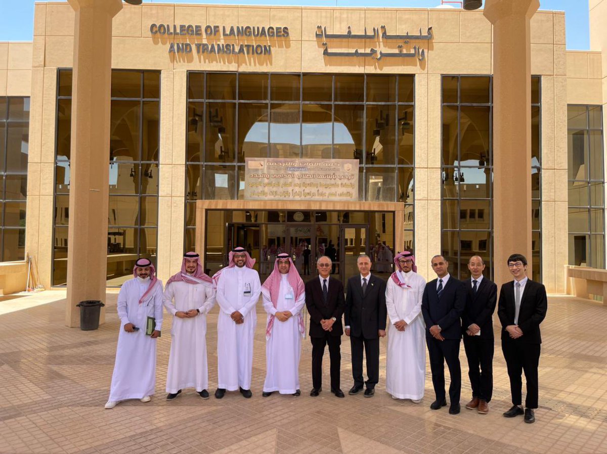 JapanEmbassyKSA's tweet photo. قام السفير الياباني السيد فوميو إيواي بزيارة كلية اللغات والترجمة في جامعة الملك سعود والتقى بسعادة أ. د. سلطان الحربي، عميد الكلية، حيث ناقش الجانبان سبل تعزيز التعاون في مجال تعليم اللغة اليابانية.
كذلك، التقى السفير بطلاب برنامج اللغة اليابانية وشرح لهم أسلوب تعلم اللغة. https://t.co/AFBtFXStit