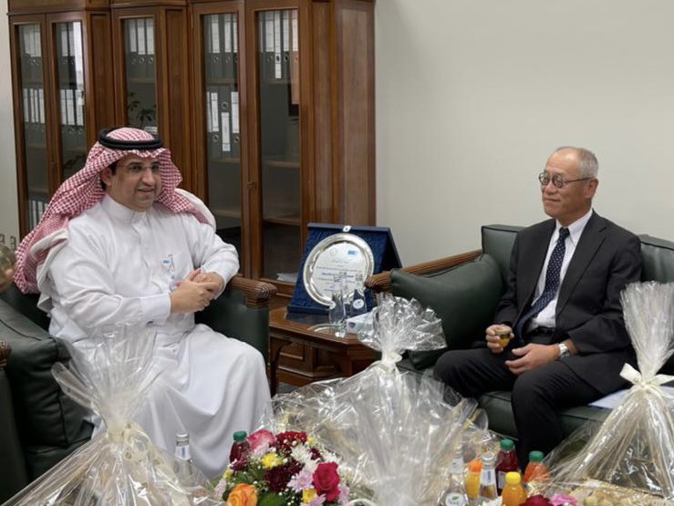 JapanEmbassyKSA's tweet photo. قام السفير الياباني السيد فوميو إيواي بزيارة كلية اللغات والترجمة في جامعة الملك سعود والتقى بسعادة أ. د. سلطان الحربي، عميد الكلية، حيث ناقش الجانبان سبل تعزيز التعاون في مجال تعليم اللغة اليابانية.
كذلك، التقى السفير بطلاب برنامج اللغة اليابانية وشرح لهم أسلوب تعلم اللغة. https://t.co/AFBtFXStit