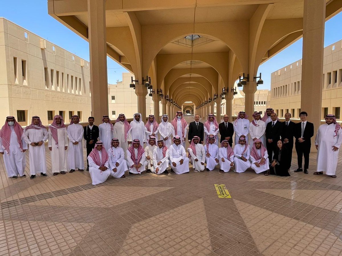 JapanEmbassyKSA's tweet photo. قام السفير الياباني السيد فوميو إيواي بزيارة كلية اللغات والترجمة في جامعة الملك سعود والتقى بسعادة أ. د. سلطان الحربي، عميد الكلية، حيث ناقش الجانبان سبل تعزيز التعاون في مجال تعليم اللغة اليابانية.
كذلك، التقى السفير بطلاب برنامج اللغة اليابانية وشرح لهم أسلوب تعلم اللغة. https://t.co/AFBtFXStit