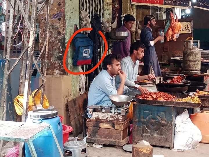 AlkhidmatOrg's tweet photo. دو وقت کی روٹی کیلئے ورکشاپوں اور ہوٹلوں میں مشقت کرنے پر مجبور سینکڑوں"چھوٹے" روزانہ 3 بجے اپنے بستے اٹھا کر خوشی خوشی الخدمت چائلڈ پروٹیکشن سنٹرز میں جاتے ہیں،جہاں ان کو بڑا بننے کا خواب دکھایا جاتا ہے، اور اس خواب کی تعبیر تک الخدمت ان کا سہارا بنتی ہے۔ 
#Support #ChildLabours https://t.co/VJr2CzxsoC
