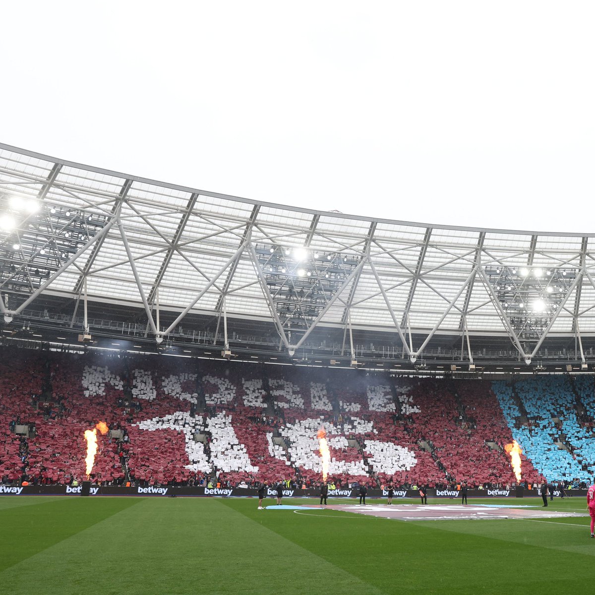 Footballtweet's tweet photo. 18 loyal years. Once a Hammer, always a Hammer. ⚒

Mark Noble gets emotional before his farewell home match. 🥺 https://t.co/U1OVxM0m8n