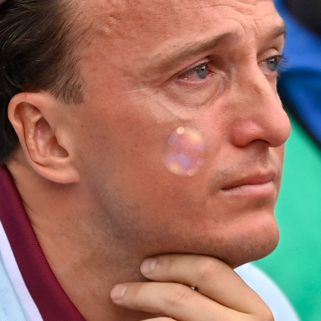 Footballtweet's tweet photo. 18 loyal years. Once a Hammer, always a Hammer. ⚒

Mark Noble gets emotional before his farewell home match. 🥺 https://t.co/U1OVxM0m8n