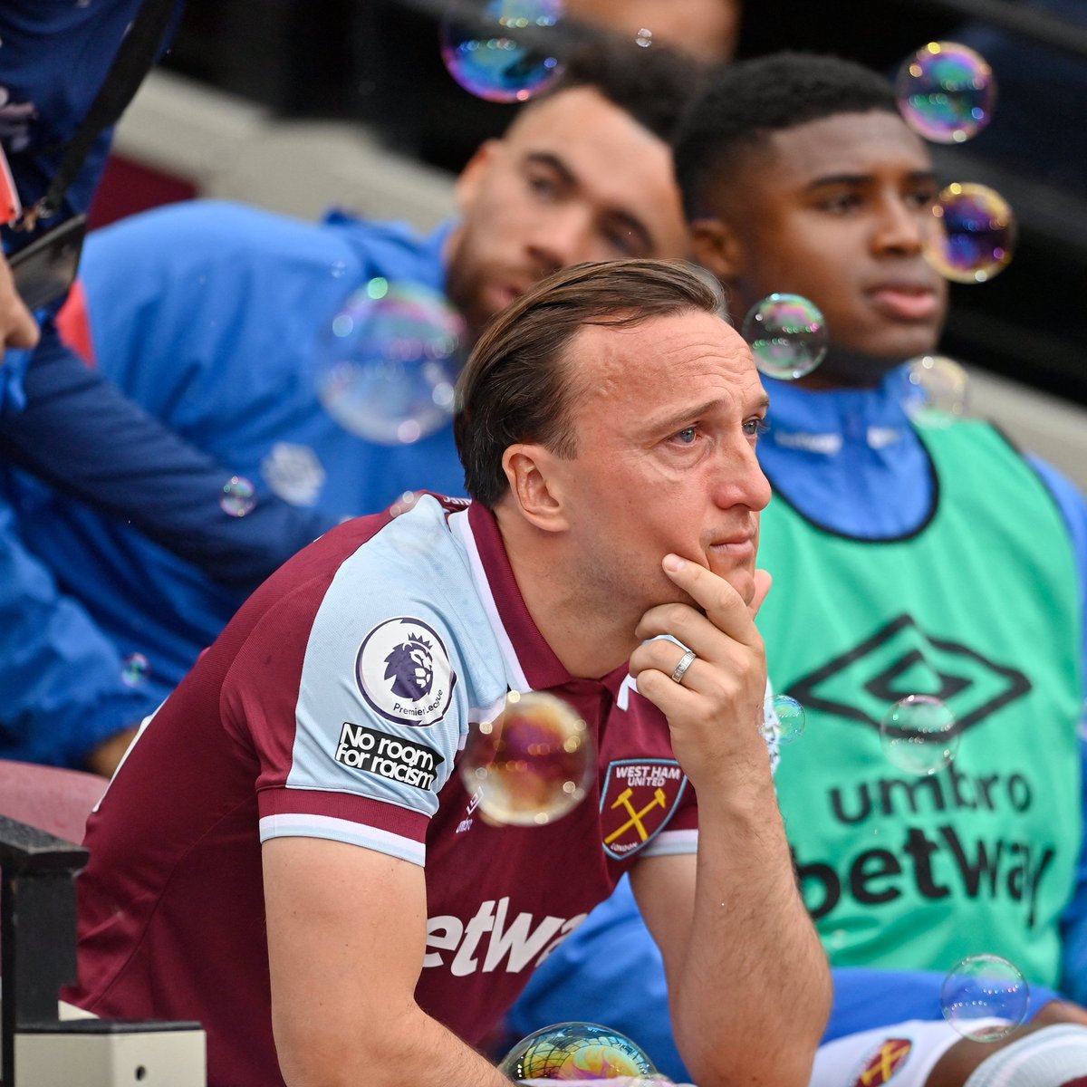 Footballtweet's tweet photo. 18 loyal years. Once a Hammer, always a Hammer. ⚒

Mark Noble gets emotional before his farewell home match. 🥺 https://t.co/U1OVxM0m8n