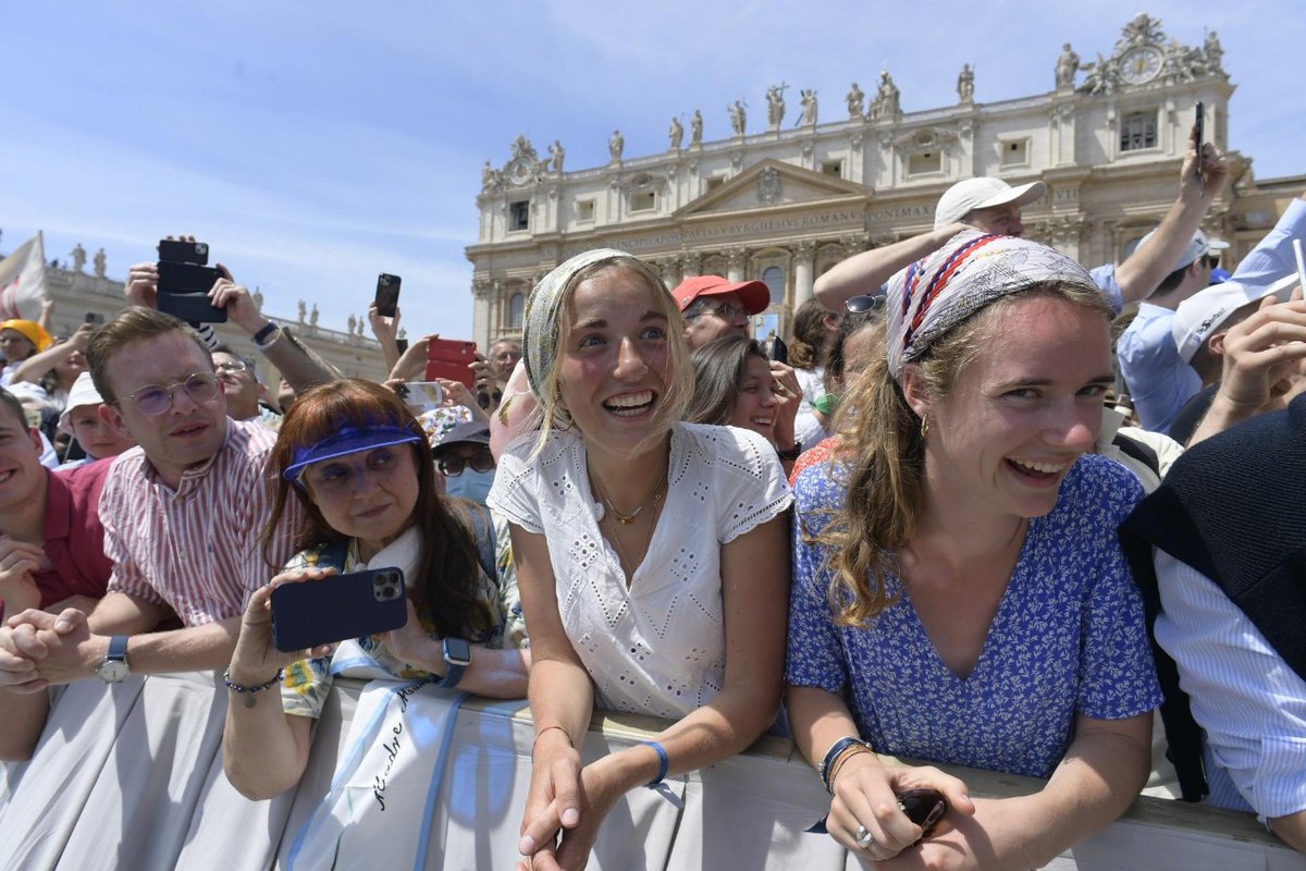 "C'est cela, un saint: un reflet lumineux du Seigneur dans l'Histoire. Essayons nous aussi: le chemin de la sainteté n'est pas fermé, il est universel, c'est un appel pour nous tous, il commence avec le Baptême" <a href="/Pontifex_fr/">Pape Léon XIV</a> ▶️ bit.ly/38vnytN