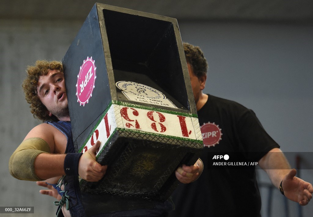 AFPphoto's tweet photo. #Spain - "Harrijasotzaile" stone lifting, a rural sport in the Basque Country #AFP 

📸Ander GILLENEA https://t.co/mf94bzhyCZ