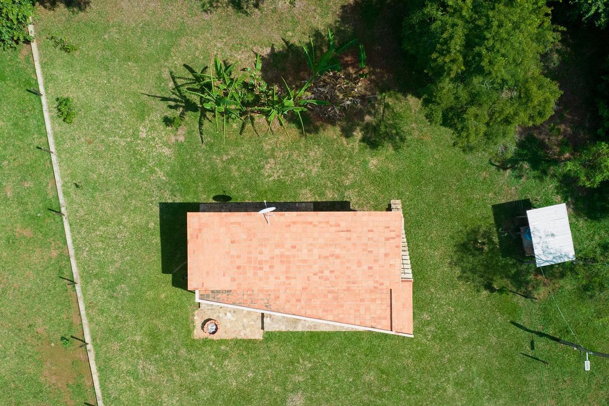 miky_gm's tweet photo. Casa Rural. 70m2
.
.
Departamento de Cordillera, Santa Elena. Coincidiendo con el túnel verde de esta ciudad. Protege el bosque de tormentas y tornados, pero a su vez retirada de él para evitar ser víctima de caídas de árboles. Una casa q hicimos con @emmerick77 https://t.co/txCZyav1R3
