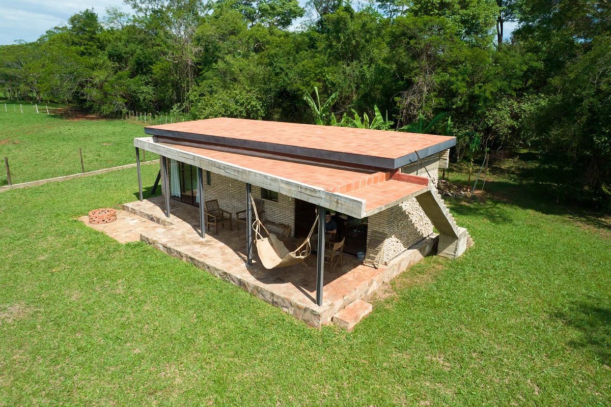 Casa Rural. 70m2
.
.
Departamento de Cordillera, Santa Elena. Coincidiendo con el túnel verde de esta ciudad. Protege el bosque de tormentas y tornados, pero a su vez retirada de él para evitar ser víctima de caídas de árboles. Una casa q hicimos con <a href="/emmerick77/">Emmerick</a>