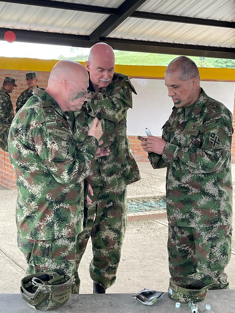 Ejercito_Div5's tweet photo. Asi inicia el último día de Revitalización Militar que, se desarrolla en el #Biter8 con el personal de Oficiales Profesionales de Reserva de la #OctavaBrigada, aprendiendo tarea técnicas de mimetismo y trabajando en equipo.

#DisciplinaMilitar 
#VocaciónMilitar https://t.co/UyJwkOO5JB
