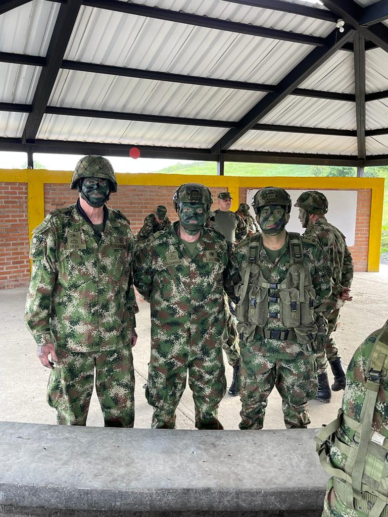 Ejercito_Div5's tweet photo. Asi inicia el último día de Revitalización Militar que, se desarrolla en el #Biter8 con el personal de Oficiales Profesionales de Reserva de la #OctavaBrigada, aprendiendo tarea técnicas de mimetismo y trabajando en equipo.

#DisciplinaMilitar 
#VocaciónMilitar https://t.co/UyJwkOO5JB