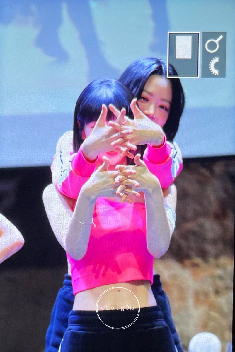 49zip's tweet photo. 220515 © chaeg0m #홍은채 #김채원 https://t.co/aZJwUQN10i