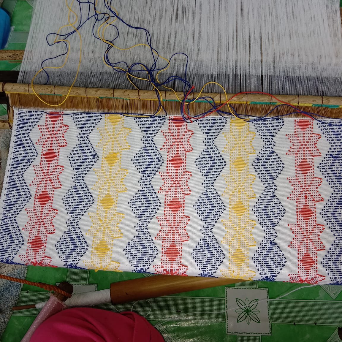 balikbatik's tweet photo. Let's weave a better future for the Philippines 🇵🇭
We are working on a special tennun that features Philippine colors. Tennun is the traditional handwoven fabric of Yakan weavers. This is currently being woven in Basilan.
#FilipinoWeaves #SupportLocalPH #WearLocalPH #LoveLocalPH https://t.co/rlSQaTcVcN
