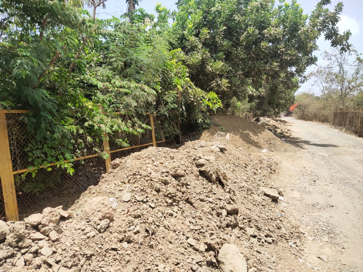 amrishvora's tweet photo. An appeal @MMRDAOfficial @MumMetro @LavekarBharati @TOIMumbai @RoadsOfMumbai @AndheriLOCA pls claer the construction debris dumped on the periphery of the Lokhandwala lake, specially towards the STP end. The stretch has loads of loose construction debris consisting of mud, https://t.co/xRcgVC4Uji
