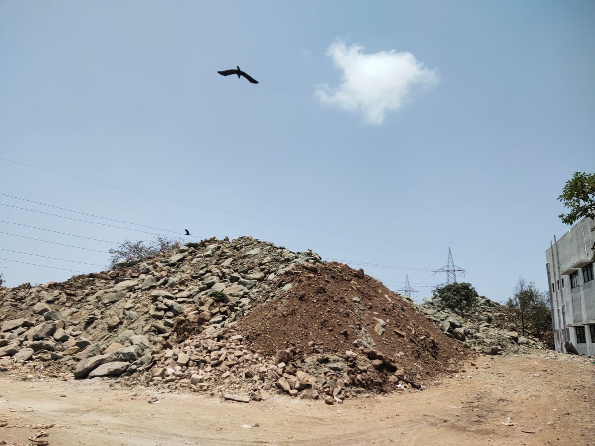 amrishvora's tweet photo. An appeal @MMRDAOfficial @MumMetro @LavekarBharati @TOIMumbai @RoadsOfMumbai @AndheriLOCA pls claer the construction debris dumped on the periphery of the Lokhandwala lake, specially towards the STP end. The stretch has loads of loose construction debris consisting of mud, https://t.co/xRcgVC4Uji