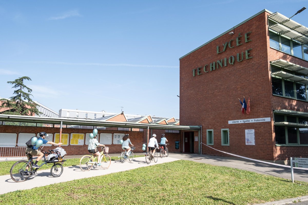 velotour's tweet photo. 🚴C'était @velotour @occitanie 2022 !
😍 4500 participants à vélo dans @Toulouse &amp; @TlseMetropole, 13 lieux ouverts, 150 volontaires mobilisés, 8 partenaires fidèles...
MERCIS À TOUS ET À TOUTES, RDV EN 2023...🙏 
@LCL @MaillotjauneLCL @GroupeGroupama @WeLoveCyclingFR @SNBPE https://t.co/goQmtdQCVi