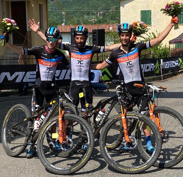 Tripletta #Wilier 7C Force alla D’Annunzio Bike. A Gardone Riviera torna alla vittoria il capitano Johnny #Cattaneo, affiancato sul podio dai compagni di squadra Ole Hem e Nicola Taffarel. Bene anche Lorenzo #Trincheri, 4° alla Pedalanghe.
Leggi la news: bit.ly/3a2bEYZ
