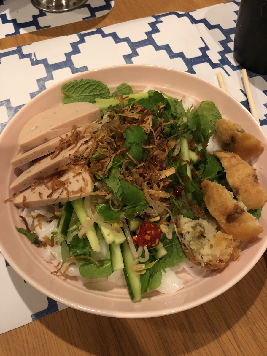 Somewhere under all those toppings are some steamed rice noodles 🤤