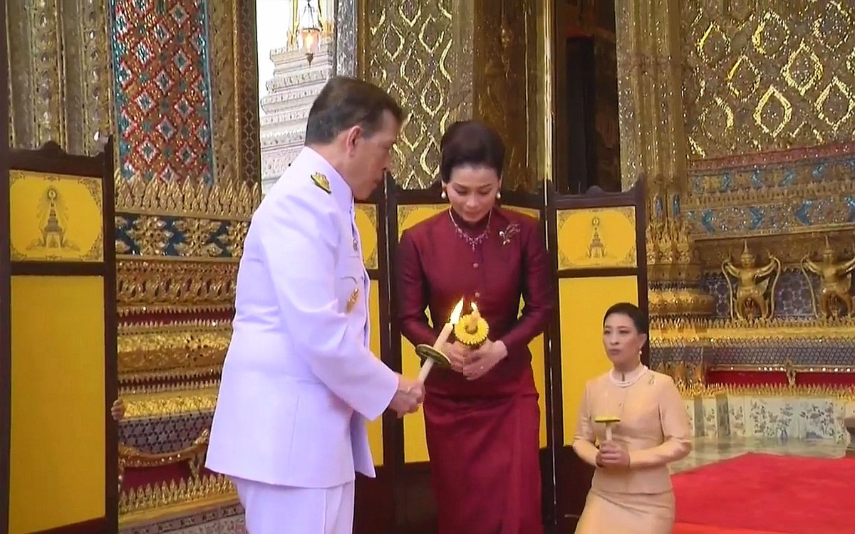 Shi_147's tweet photo. 🙏👑💛💜🧡15พค.65 เวลา​ 18.05​น.​ ในหลวง​และ​พระราชินี​ เสด็จ​ฯพร้อมด้วย​ทูล​กระหม่อม​ภา​ฯ​ ไปในการ​พระราชพิธี​ทรง​บำเพ็ญ​พระราช​กุศล​วิสาขบูชา​ พุทธศักราช​ 2565​ ณ​ พระอุโบสถ​วัด​พระศร��​รัตน​ศาสดา​ราม​ ในพระบรม​มหาราช​วัง
#เรารักสถาบันพระมหากษัตริย์ https://t.co/7nxhgt8EKF